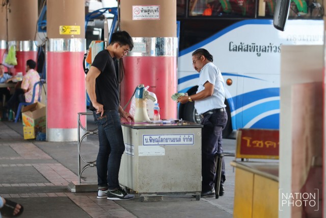 ผู้คนทยอยกลับจากภูมิลำเนา ที่สถานีขนส่งผู้โดยสารหมอชิต ยังไม่หนาแน่น