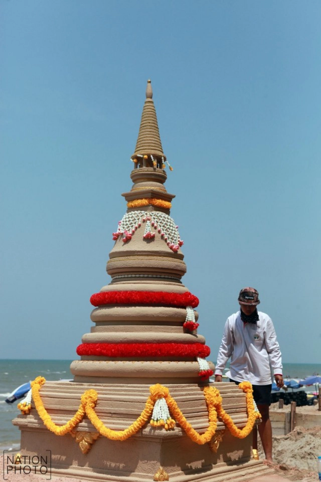 งานประเพณีก่อพระทรายวันไหลบางแสน