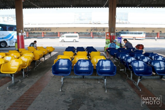 ผู้คนทยอยกลับจากภูมิลำเนา ที่สถานีขนส่งผู้โดยสารหมอชิต ยังไม่หนาแน่น