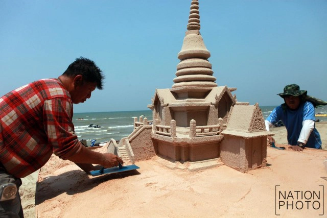 งานประเพณีก่อพระทรายวันไหลบางแสน