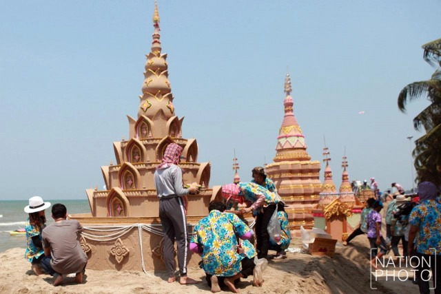 งานประเพณีก่อพระทรายวันไหลบางแสน