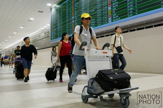 ผู้คนเดินทางกลับเข้ากทม. หลังหมดเทศกาลสงกรานต์ ที่สนามบินดอนเมือง