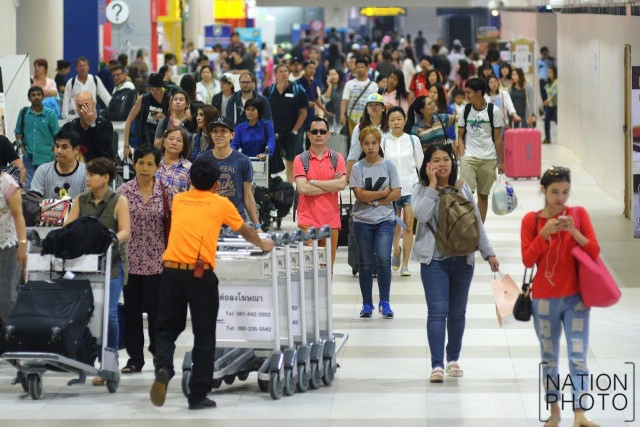 ผู้คนเดินทางกลับเข้ากทม. หลังหมดเทศกาลสงกรานต์ ที่สนามบินดอนเมือง