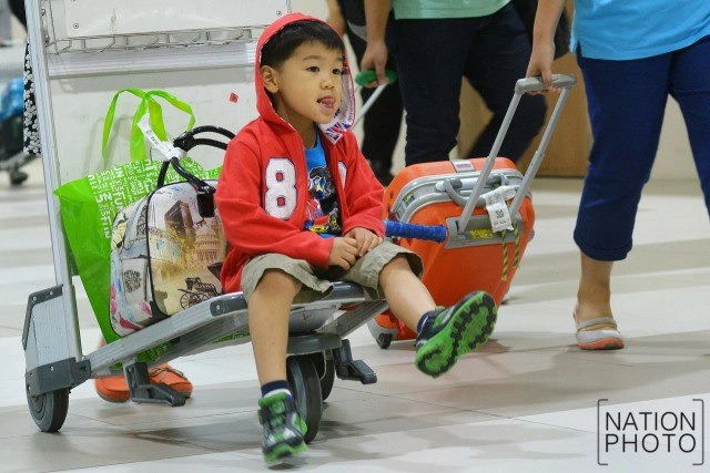 ผู้คนเดินทางกลับเข้ากทม. หลังหมดเทศกาลสงกรานต์ ที่สนามบินดอนเมือง