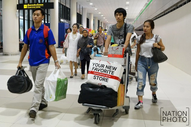 ผู้คนเดินทางกลับเข้ากทม. หลังหมดเทศกาลสงกรานต์ ที่สนามบินดอนเมือง