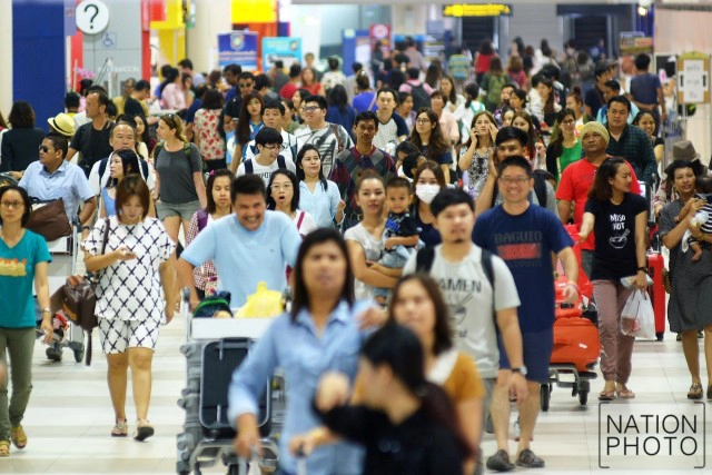 ผู้คนเดินทางกลับเข้ากทม. หลังหมดเทศกาลสงกรานต์ ที่สนามบินดอนเมือง