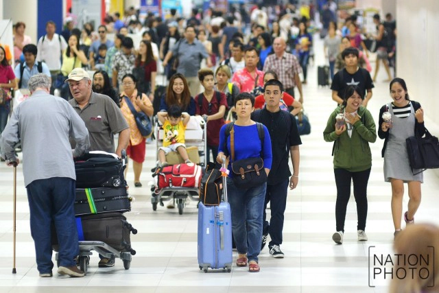 ผู้คนเดินทางกลับเข้ากทม. หลังหมดเทศกาลสงกรานต์ ที่สนามบินดอนเมือง