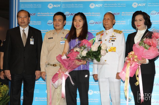 ผู้แทนพระองค์ภาฯ-พระองค์เจ้าสิริวัณณวรีฯ มอบช่อดอกไม้พระราชทานให้ "รัชนก"