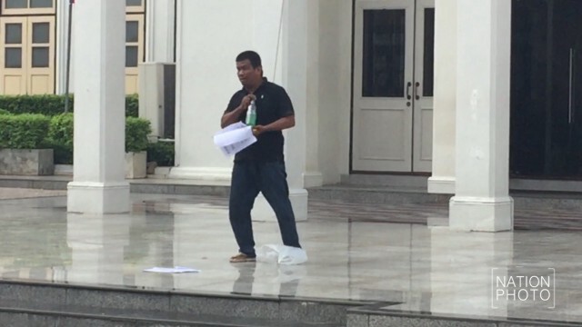สตช.ประสานตำรวจปทุมวัน
สอบข้อเท็จจริงชายบุกขู่เผาตัวเอง