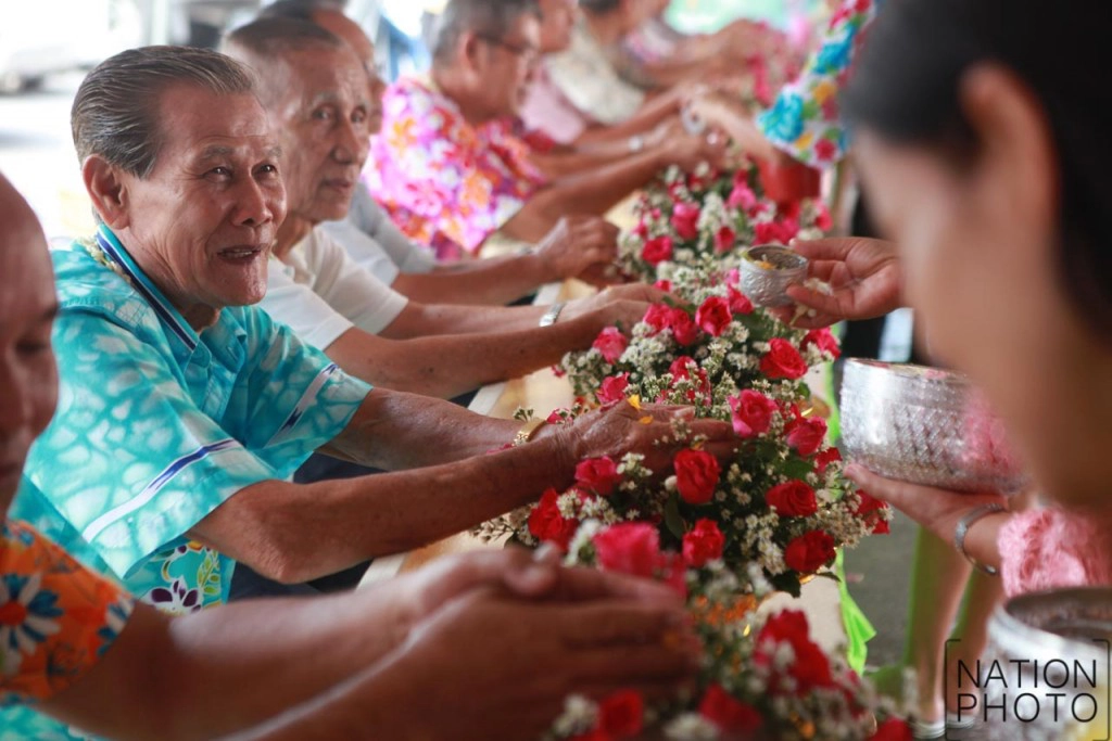พิธีสรงน้ำพระสงฆ์-รดน้ำขอพรผู้สูงอายุ งานวันไหลเมืองพัทยา พิธีสรงน้ำพระสงฆ์-รดน้ำขอพรผู้สูงอายุ งานวันไหลเมืองพัทยา