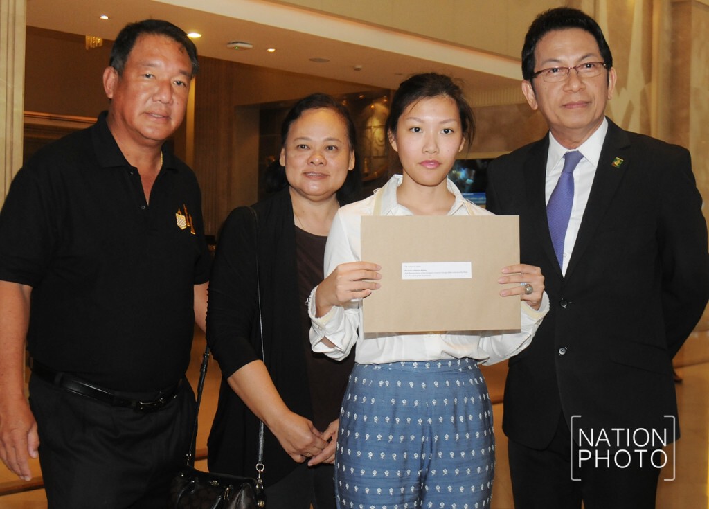 ลูกสาว "วัฒนา เมืองสุข" ยื่นหนังสือต่อ EU กรณี คสช.ควบคุมตัวพ่อ ลูกสาว "วัฒนา เมืองสุข" ยื่นหนังสือต่อ EU กรณี คสช.ควบคุมตัวพ่อ
