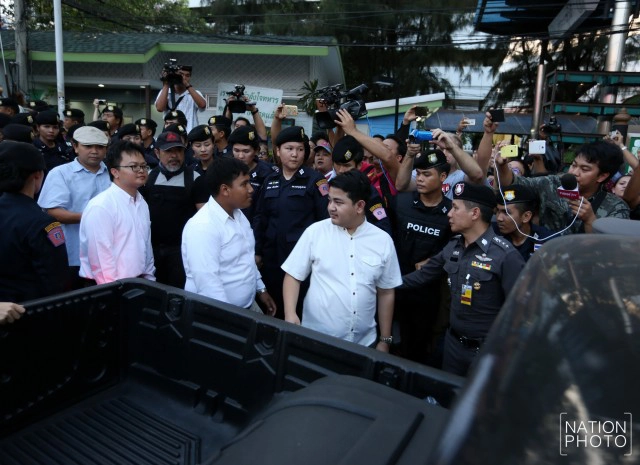 คุมตัว! 5 แกนนำเรียกร้องปล่อยตัว“วัฒนา”  หลังชุมนุมจุดเทียนแสดงพลัง