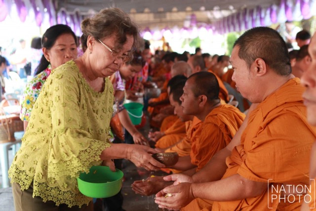 พิธีสรงน้ำพระสงฆ์-รดน้ำขอพรผู้สูงอายุ งานวันไหลเมืองพัทยา