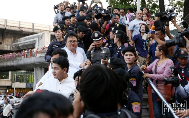 คุมตัว! 5 แกนนำเรียกร้องปล่อยตัว“วัฒนา”  หลังชุมนุมจุดเทียนแสดงพลัง