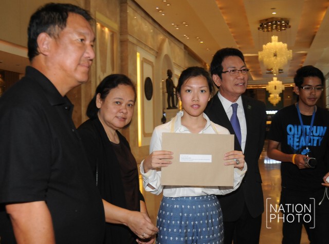ลูกสาว "วัฒนา เมืองสุข" ยื่นหนังสือต่อ EU กรณี คสช.ควบคุมตัวพ่อ