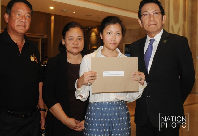 ลูกสาว "วัฒนา เมืองสุข" ยื่นหนังสือต่อ EU กรณี คสช.ควบคุมตัวพ่อ