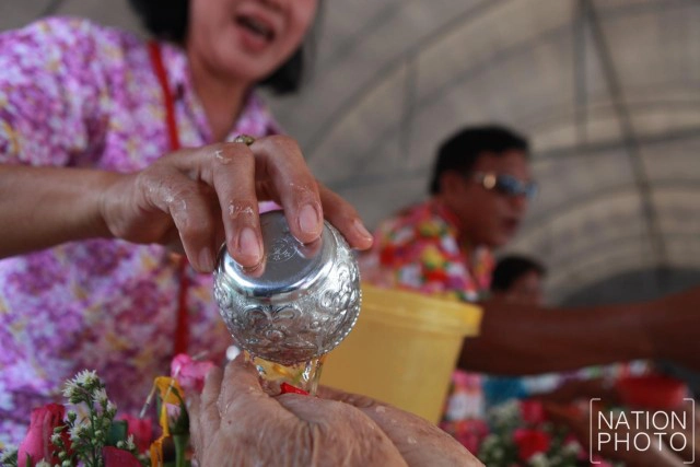 พิธีสรงน้ำพระสงฆ์-รดน้ำขอพรผู้สูงอายุ งานวันไหลเมืองพัทยา