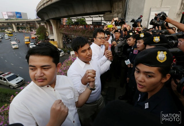 คุมตัว! 5 แกนนำเรียกร้องปล่อยตัว“วัฒนา”  หลังชุมนุมจุดเทียนแสดงพลัง