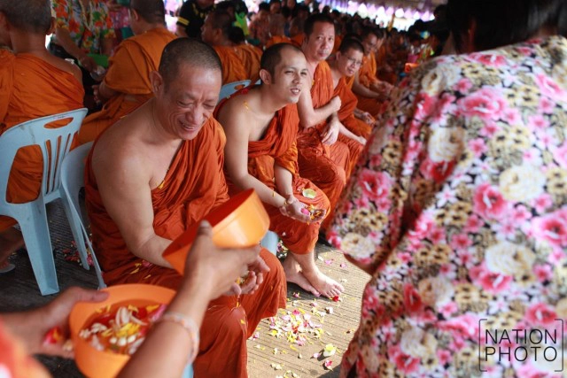 พิธีสรงน้ำพระสงฆ์-รดน้ำขอพรผู้สูงอายุ งานวันไหลเมืองพัทยา