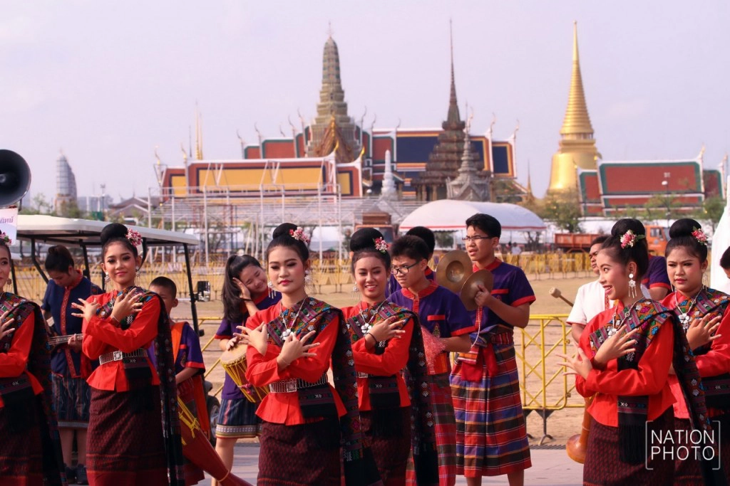 ขบวนนางรำ พิธีเปิดงานปล่อยขบวนรถ ไหว้พระ ๙ วัด สืบสิริสวัสดิ์ ๙ รัชกาล