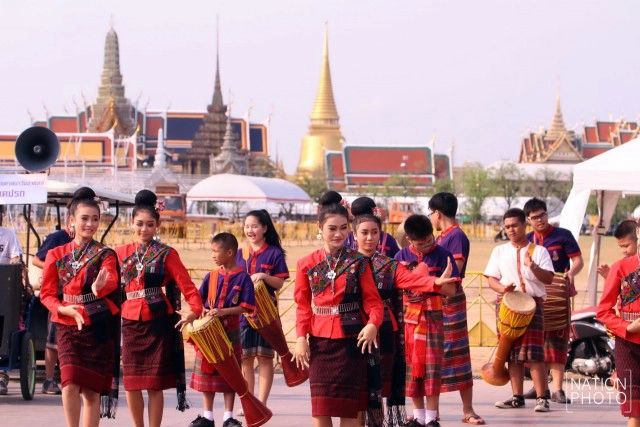 ขบวนนางรำ พิธีเปิดงานปล่อยขบวนรถ ไหว้พระ ๙ วัด สืบสิริสวัสดิ์ ๙ รัชกาล