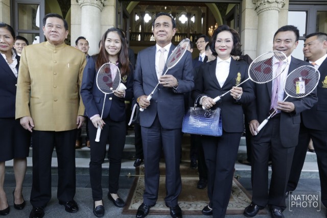 "นายกฯ" ดวลแบดกับ "น้องเมย์" หน้าตึกไทยคู่ฟ้า
