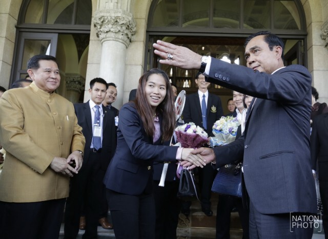 "นายกฯ" ดวลแบดกับ "น้องเมย์" หน้าตึกไทยคู่ฟ้า