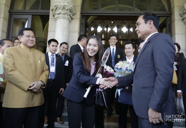 "นายกฯ" ดวลแบดกับ "น้องเมย์" หน้าตึกไทยคู่ฟ้า