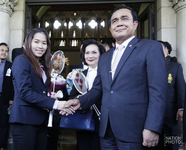 "นายกฯ" ดวลแบดกับ "น้องเมย์" หน้าตึกไทยคู่ฟ้า