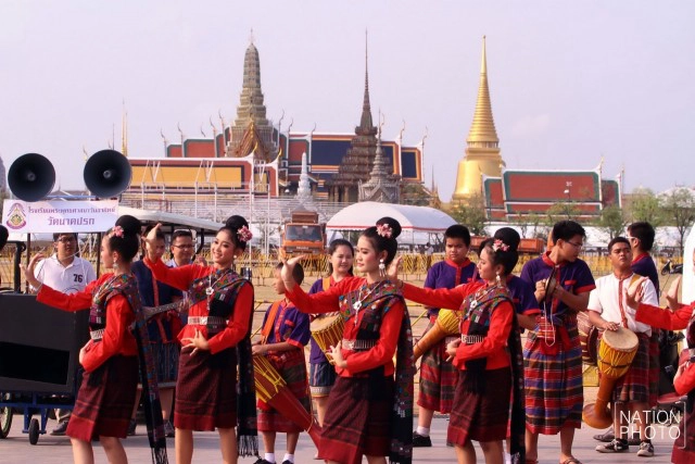 ขบวนนางรำ พิธีเปิดงานปล่อยขบวนรถ ไหว้พระ ๙ วัด สืบสิริสวัสดิ์ ๙ รัชกาล