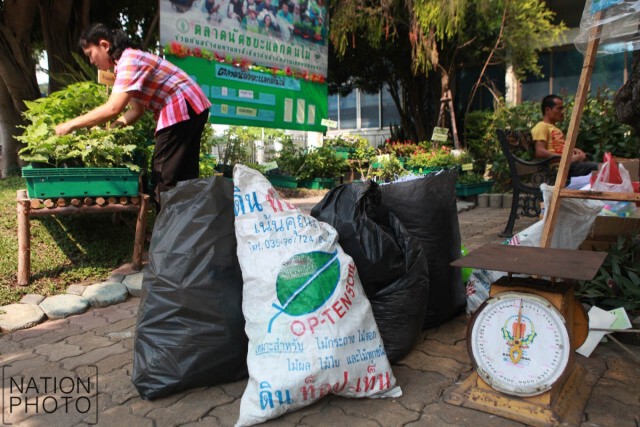 สำนักงานเขตหนองจอก จัดตลาดนัดขยะแลกต้นไม้