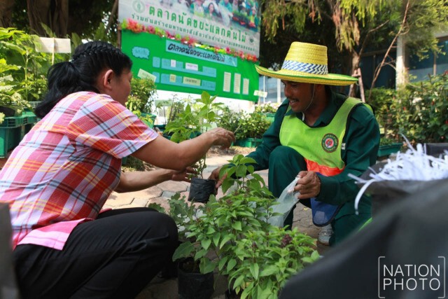 สำนักงานเขตหนองจอก จัดตลาดนัดขยะแลกต้นไม้