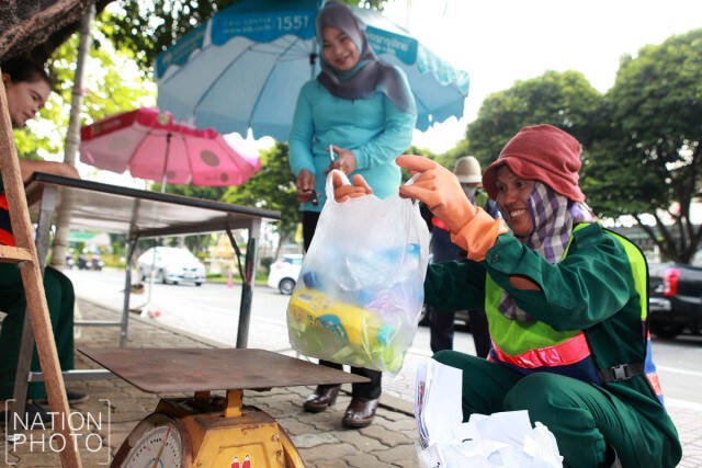 สำนักงานเขตหนองจอก จัดตลาดนัดขยะแลกต้นไม้