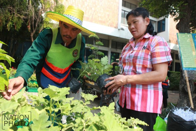 สำนักงานเขตหนองจอก จัดตลาดนัดขยะแลกต้นไม้