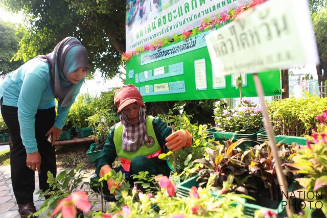 สำนักงานเขตหนองจอก จัดตลาดนัดขยะแลกต้นไม้