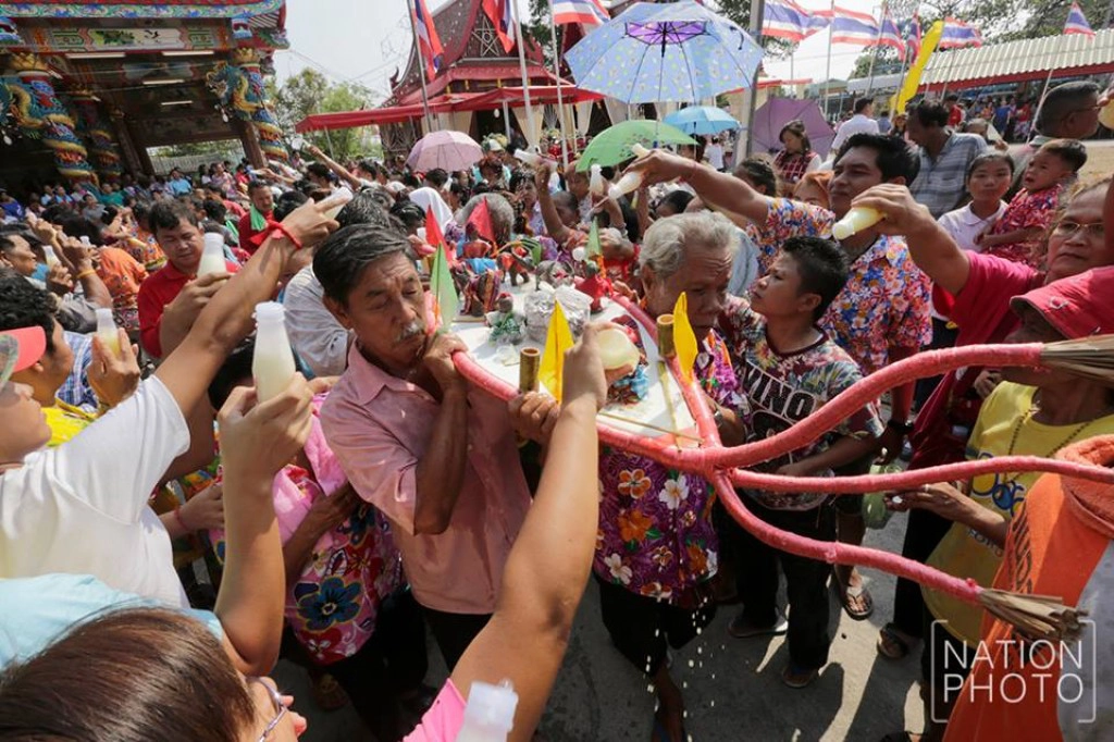 สืบสานประเพณีพื้นบ้าน สรงน้ำเจว็ดพ่อหลวงคงเพ็ชร สืบสานประเพณีพื้นบ้าน สรงน้ำเจว็ดพ่อหลวงคงเพ็ชร