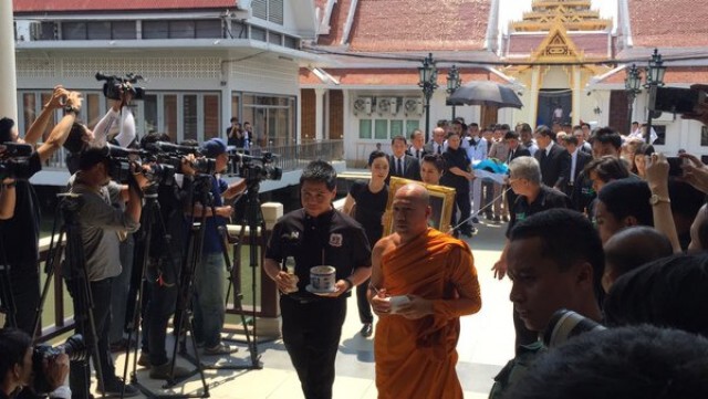 “ในหลวง” โปรดเกล้าฯ โกศไม้ 8เหลี่ยม-น้ำหลวงอาบศพ “บรรหาร”