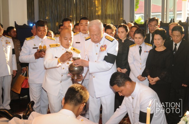 นักการเมือง-ขรก.-ภาคเอกชน ร่วมรดน้ำศพ"บรรหาร"เนืองแน่น