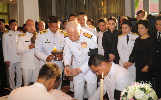 พล.อ. เปรม เป็นประธานในพิธีพระราชทานน้ำหลวงอาบศพ "บรรหาร"