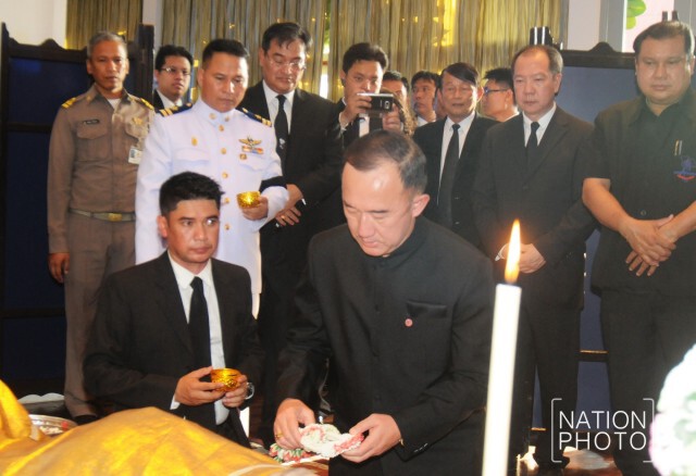 นักการเมือง-ขรก.-ภาคเอกชน ร่วมรดน้ำศพ"บรรหาร"เนืองแน่น