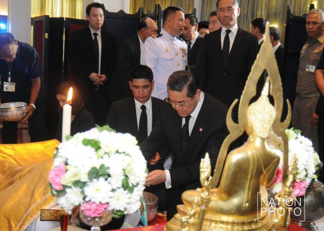 นักการเมือง-ขรก.-ภาคเอกชน ร่วมรดน้ำศพ"บรรหาร"เนืองแน่น