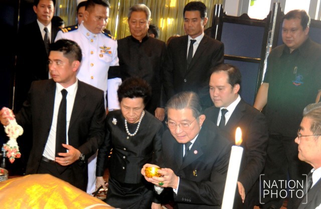 นักการเมือง-ขรก.-ภาคเอกชน ร่วมรดน้ำศพ"บรรหาร"เนืองแน่น