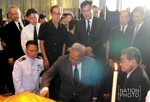 นักการเมือง-ขรก.-ภาคเอกชน ร่วมรดน้ำศพ"บรรหาร"เนืองแน่น