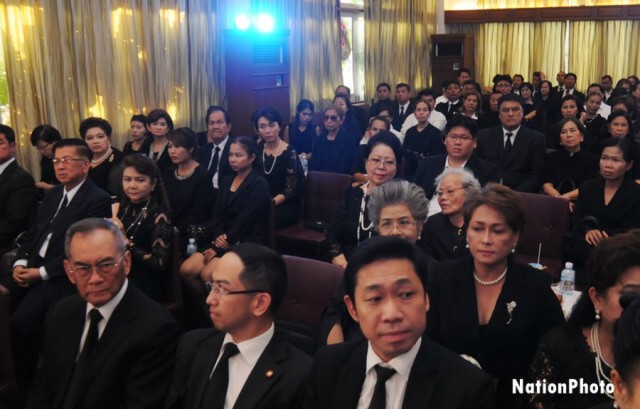 นักการเมือง-ขรก.-ภาคเอกชน ร่วมรดน้ำศพ"บรรหาร"เนืองแน่น