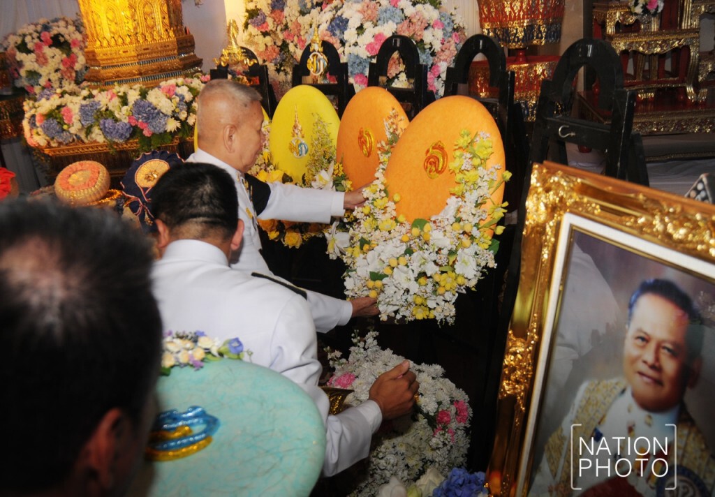 สมเด็จพระบรมฯ พระราชทานพวงมาลา หน้าโกศศพ "บรรหาร" สมเด็จพระบรมฯ พระราชทานพวงมาลา หน้าโกศศพ "บรรหาร"