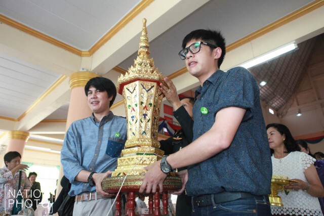 โบว์อ่านกลอนอาลัย “ปอ ทฤษฎี” ท่ามกล่างแฟนคลับแห่ร่วมงานทำบุญ 100 วัน เนืองแน่น