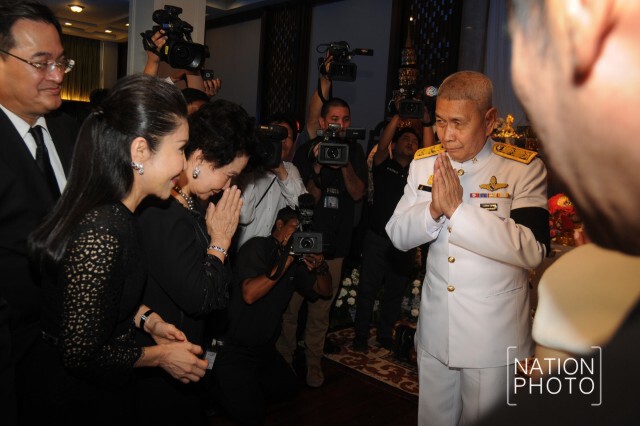 สมเด็จพระบรมฯ พระราชทานพวงมาลา หน้าโกศศพ "บรรหาร"