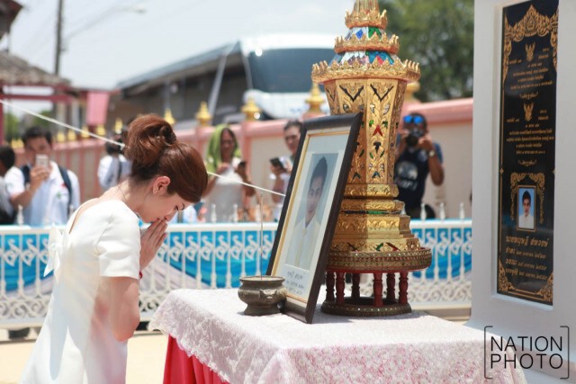 โบว์อ่านกลอนอาลัย “ปอ ทฤษฎี” ท่ามกล่างแฟนคลับแห่ร่วมงานทำบุญ 100 วัน เนืองแน่น