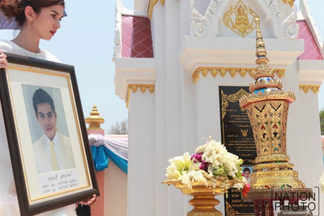 โบว์อ่านกลอนอาลัย “ปอ ทฤษฎี” ท่ามกล่างแฟนคลับแห่ร่วมงานทำบุญ 100 วัน เนืองแน่น