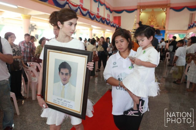 โบว์อ่านกลอนอาลัย “ปอ ทฤษฎี” ท่ามกล่างแฟนคลับแห่ร่วมงานทำบุญ 100 วัน เนืองแน่น